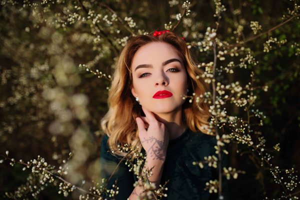 How Can You Incorporate a Laser-Cut Leather Skirt into a Business Formal Outfit?